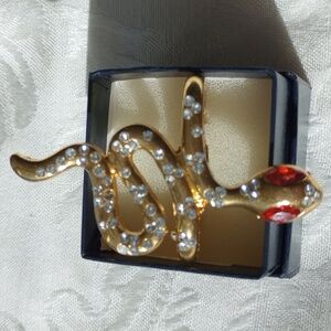 Two finger gold tone red and white rhinestone dancing snake ring